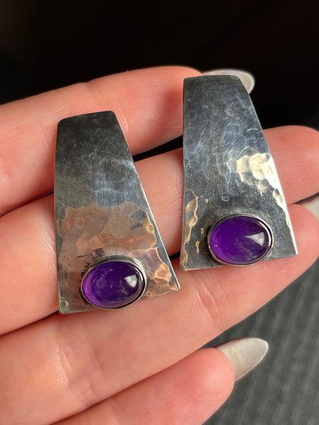 sterling silver curved hammered design amethyst post earrings