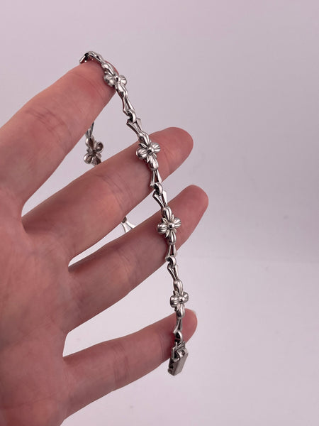 sterling silver W.E. Richards stoneless flower link bracelet