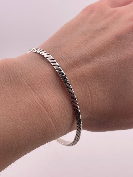 sterling silver 8" Carolyn Pollack carinated bangle bracelet