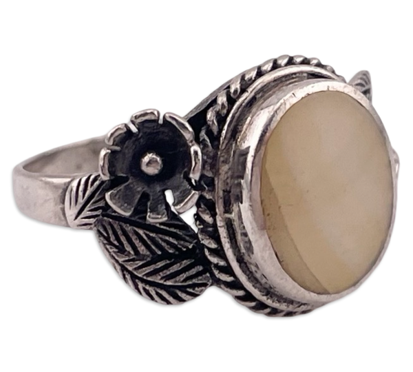 size 8 sterling silver mother of pearl flower ring ***Cracked Shell***