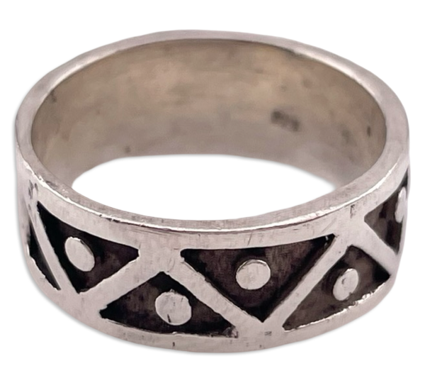 size 5.5 sterling silver stoneless triangle dot band ring