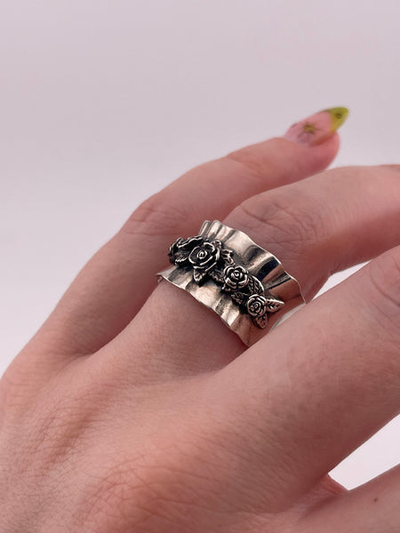 size 7.75 sterling silver rose flower curved band ring