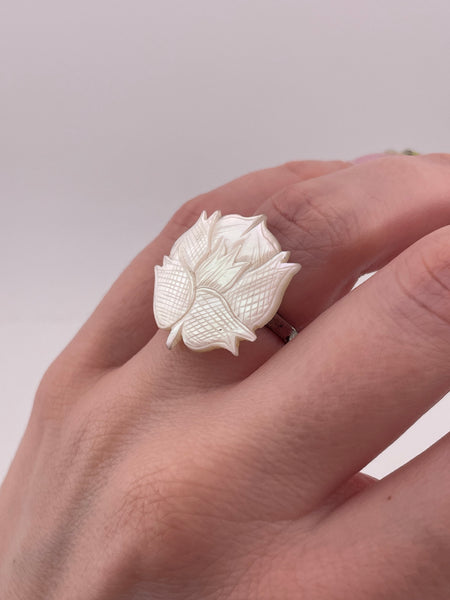 size 5.25 sterling silver rhodium plated carved mother of pearl flower ring ***AS IS***
