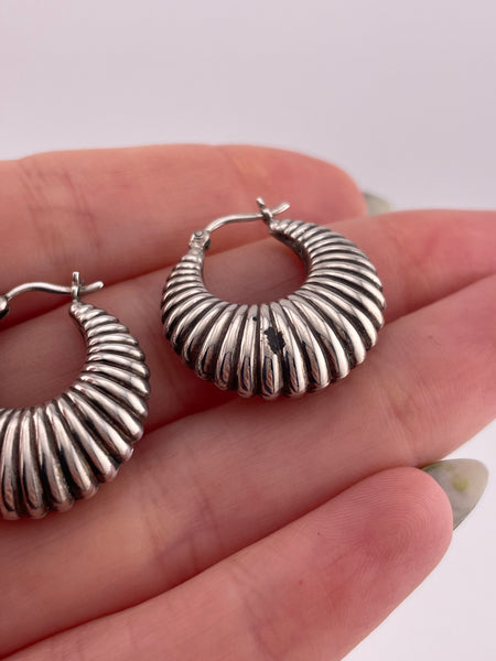 sterling silver 7/8" puffy scalloped hoop earrings