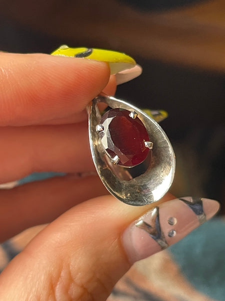 size 7.5 sterling silver faceted garnet open band ring
