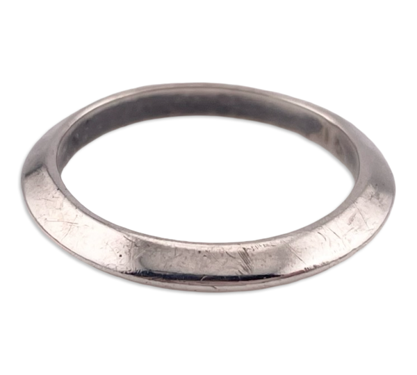 size 7.5 sterling silver carinated band ring