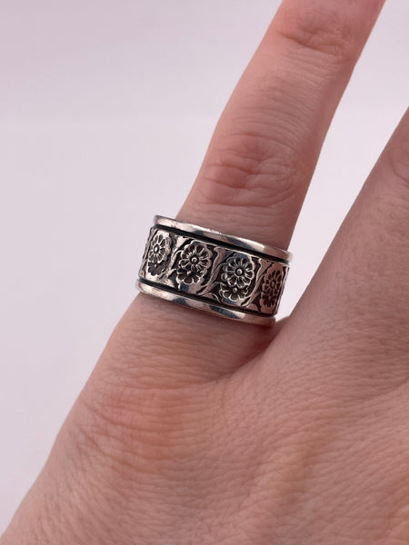 size 6.5 sterling silver flower stamped band ring