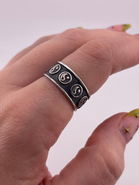 size 8.5 sterling silver yin-yang band ring