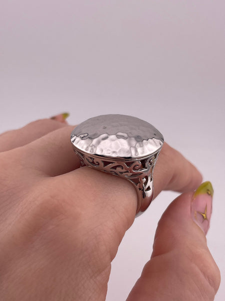 size 8.25 rhodium plated sterling silver chunky stoneless hammered circle scroll cut-out ring