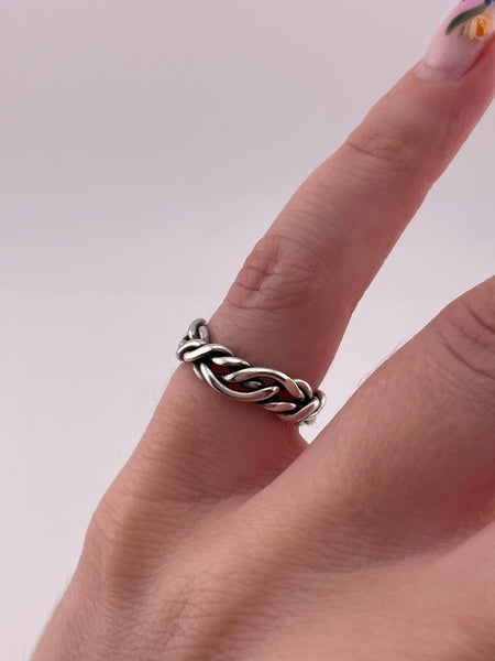 size 4.25 sterling silver stoneless intertwined wire band ring