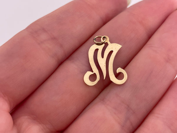 14k yellow gold initial letter 'M' pendant