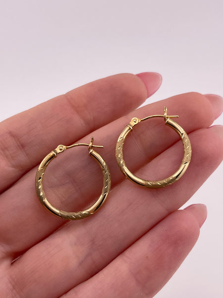 14k yellow gold 3/4" textured diamond cut round tube hoop earrings