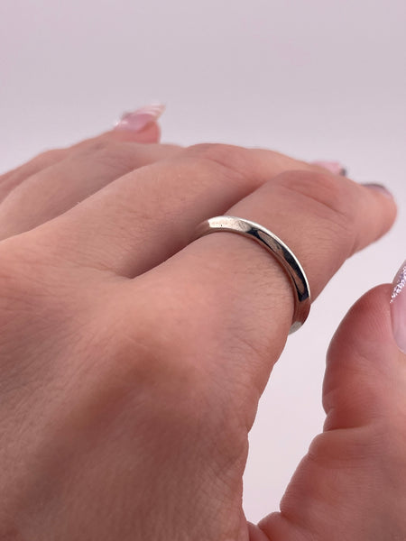 size 7.5 sterling silver carinated band ring