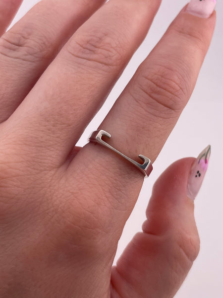 size 8 sterling silver 'C' sideways initial ring