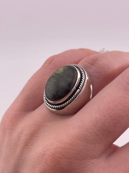 size 7.25 sterling silver oval labradorite rope border ring
