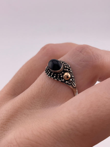size 7.5 sterling silver black glass gold accent ring ***AS IS***