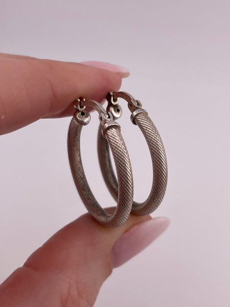sterling silver 1" textured hoop earrings