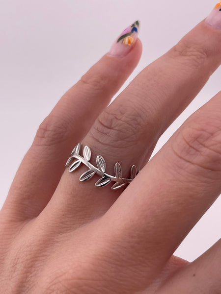 size 7.75 sterling silver leaf vine ring