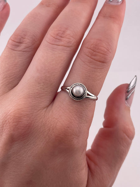 size 8.5 sterling silver synthetic pearl ring