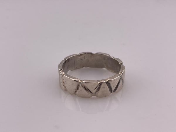 size 13.5 sterling silver stoneless textured triangle line design band ring