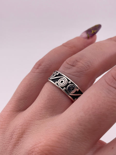 size 7.5 sterling silver swirl band ring