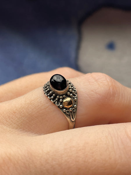size 7.5 sterling silver black glass gold accent ring ***AS IS***