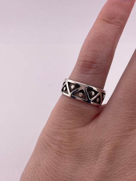 size 5.5 sterling silver stoneless triangle dot band ring