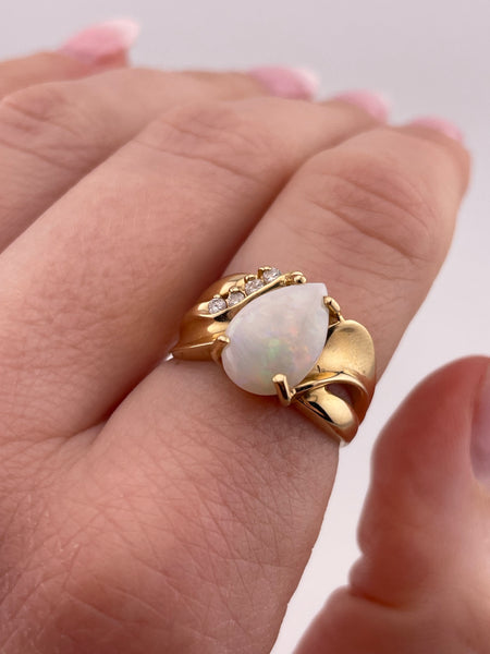 size 7.25 14k yellow gold opal & diamond ring