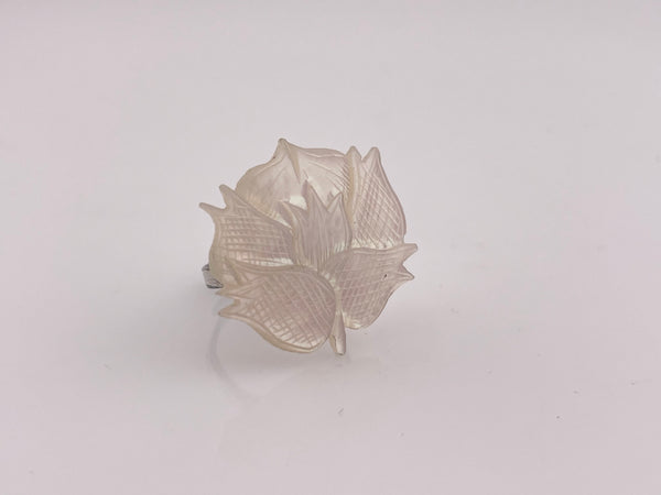size 5.25 sterling silver rhodium plated carved mother of pearl flower ring ***AS IS***