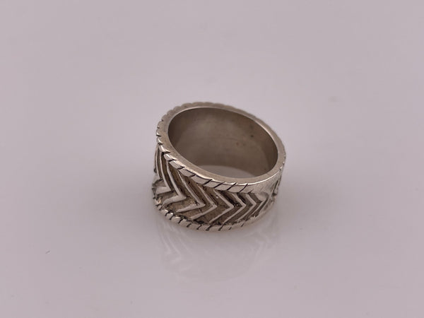 size 4.5 sterling silver stoneless chevron wide band ring
