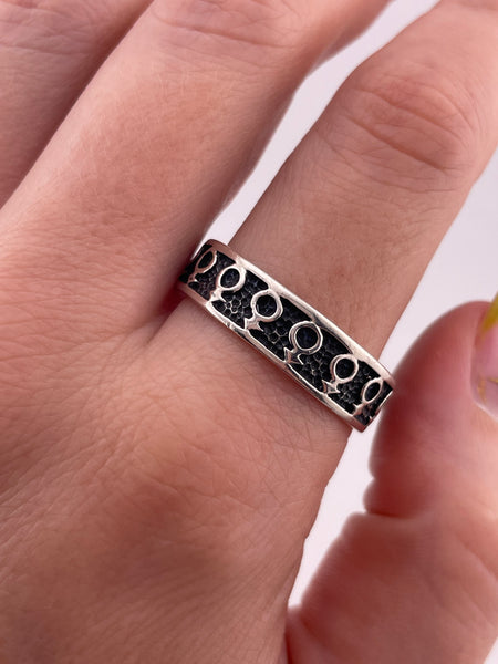 size 13.75 sterling silver Venus symbol band ring