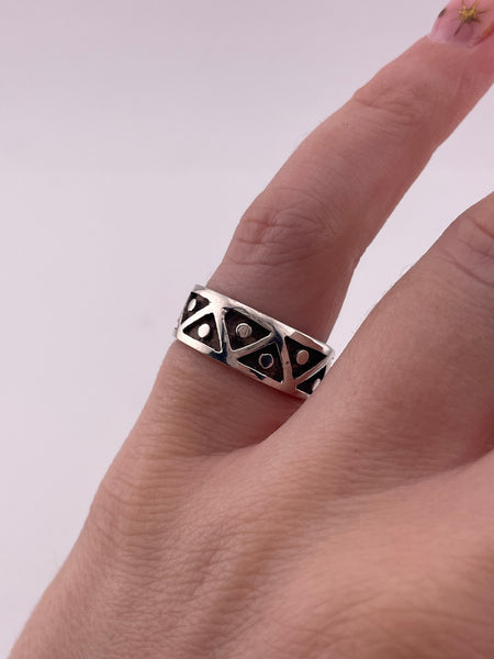 size 5.5 sterling silver stoneless triangle dot band ring