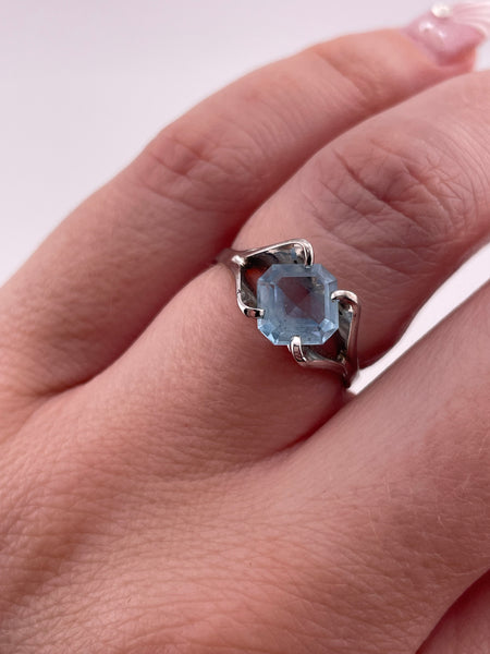 size 6 sterling silver rhodium plated faceted blue plastic ring