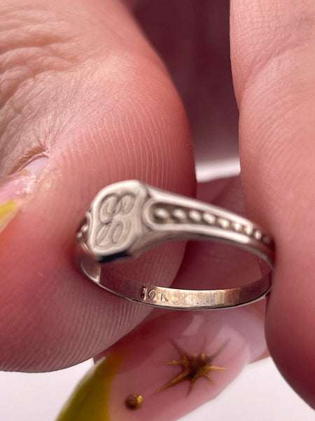 size .5 10k white gold 'B' letter initial signet ring