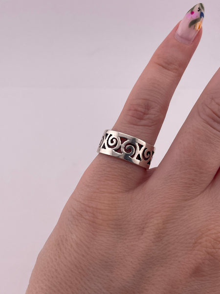 size 5.5 sterling silver swirl cut-out design band ring