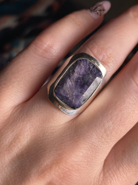 size 7 sterling silver faceted purple stone ring