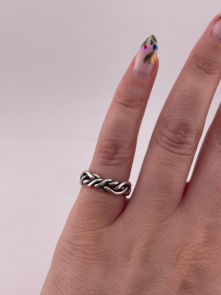 size 4.25 sterling silver stoneless intertwined wire band ring