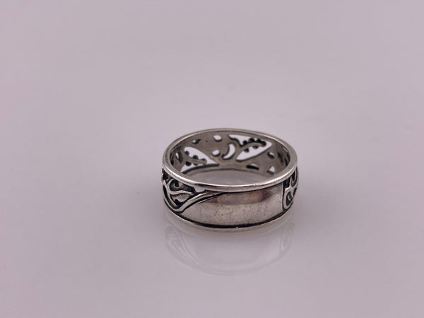 size 7.5 sterling silver cut-out leaf band ring
