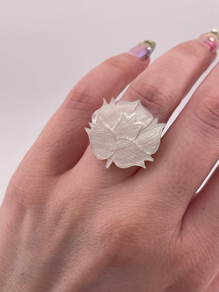 size 5.25 sterling silver rhodium plated carved mother of pearl flower ring ***AS IS***
