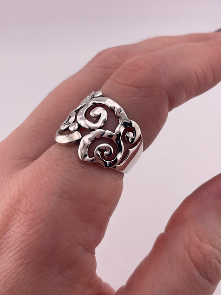 size 7.25 rhodium plated sterling silver stoneless swirl scroll ring