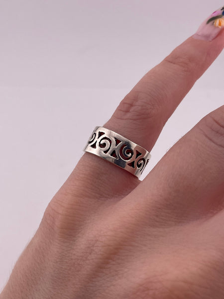size 5.5 sterling silver swirl cut-out design band ring