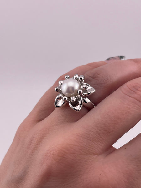 size 6.25 sterling silver rhodium plated faux pearl flower ring