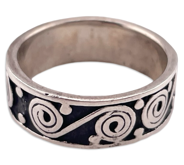 size 7.5 sterling silver swirl band ring