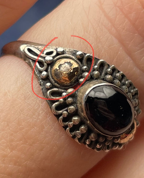 size 7.5 sterling silver black glass gold accent ring ***AS IS***