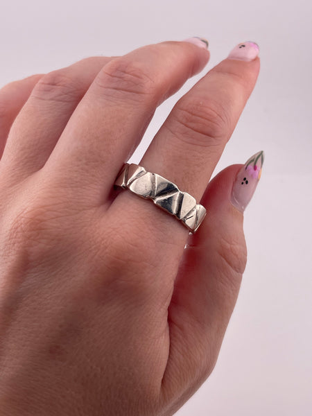 size 13.5 sterling silver stoneless textured triangle line design band ring