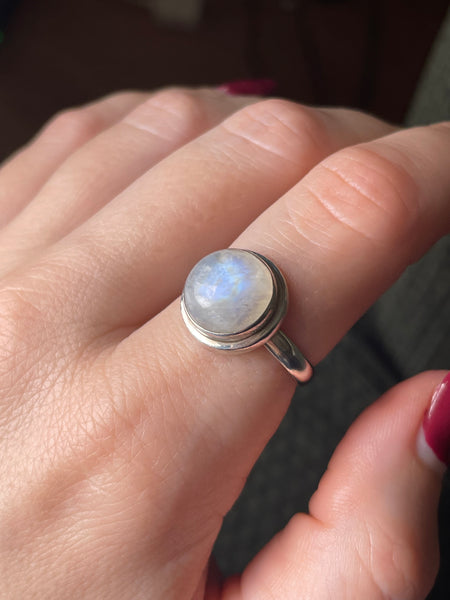 size 7.75 sterling silver round rainbow moonstone ring